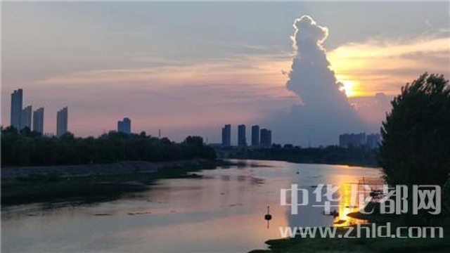 為了這朵云，周口人聚集在大慶路橋上……