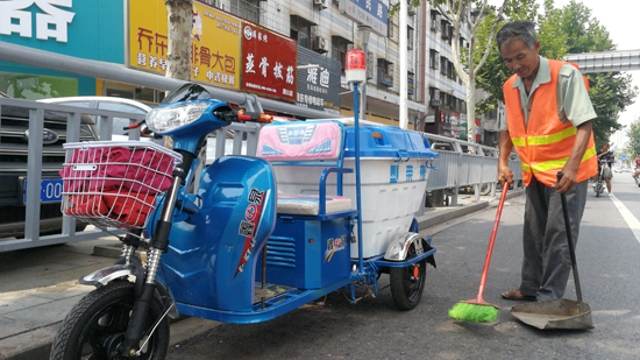 新型垃圾清運(yùn)車(chē)亮相街頭