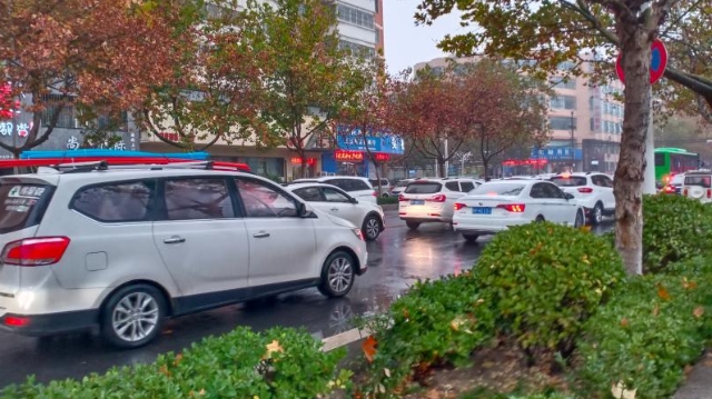 雨中道路擁堵，市民可繞行！